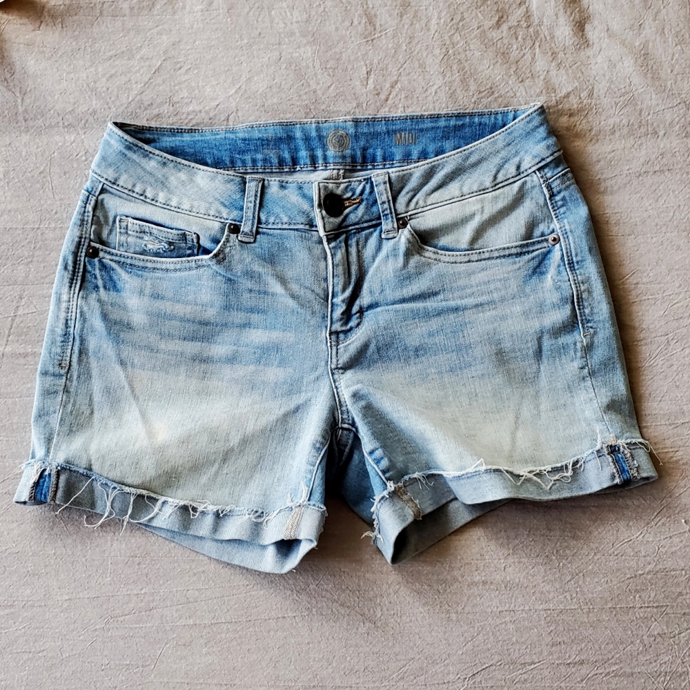 Size 7 SO Midi Cuffed Stretch Light Jean Shorts, Like New